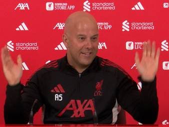 Liverpool-Trainer Arne Slot kritisiert den zunehmenden Fokus auf Standardsituationen in der Premier League und moniert den Umgang mit Fouls an Torhütern. 