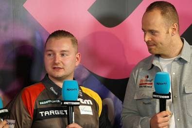 Hier scherzt Van den Bergh mit SPORT1-Moderatoren