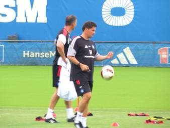 Vor dem zweiten Bundesligajahr nach dem lange ersehnten Aufstieg gibt es viel zu tun beim HSV. Besonders im Sturm suchen die Hanseaten noch dringend nach Verstärkung.