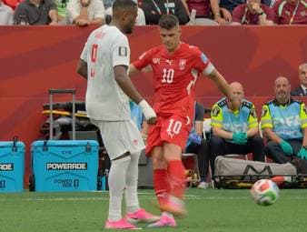 Beim Spiel Schweiz gegen Kanada kommt es zu einer kuriosen Szene. Der Schweizer Kapitän Granit Xhaka will in Halbzeit eins einen Freistoß ausführen, aber Kanadas Cyle Larin geht dazwischen. Xhaka trifft ihn am Bein und beide kassieren die gelbe Karte.