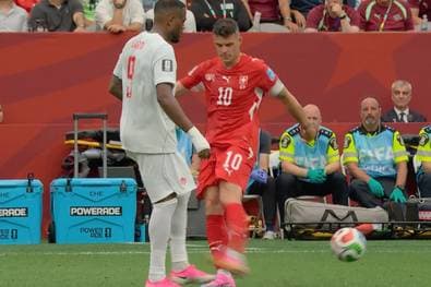 Plötzlich bolzt Xhaka seinen Gegner um