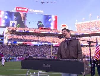 Charlie Puth singt die US-Hymne vor dem Super Bowl LX zwischen den New England Patriots und den Seattle Seahawks - und sorgt mit seinem Auftritt schon vor dem Spiel für einen Gänsehaut-Moment.