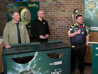 Luke Littler geht als Titelverteidiger in die Darts-WM 2026. Nach der Auslosung spricht er über seinen ersten Gegner und das klare Ziel, die Weltmeisterschaft zu verteidigen.