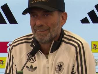 Jürgen Klopp äußert sich kritisch zu internen Leaks und findet deutliche Worte für Menschen, die mit der Weitergabe solcher Informationen ihren Lebensunterhalt verdienen. SPORT1-Chefreporter reagiert auf die Aussagen und hat eine Botschaft für den Bundestrainer.