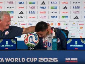 Paraguay ist nach 16 Jahren zurück auf der WM-Bühne. Vor dem Auftaktspiel gegen die USA bricht Diego Gómez auf der Pressekonferenz in Tränen aus. Trainer Gustavo Alfaro springt für ihn ein.