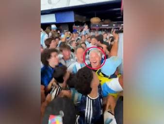Die argentinischen Fans feiern den Finaleinzug bei der WM. Dabei lassen sie – trotz der Finalniederlage 2014 gegen Deutschland – auch Bastian Schweinsteiger mitmachen.