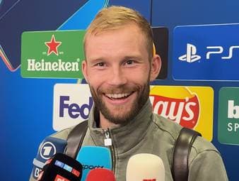 Bayern-Trainer Vincent Kompany stellt gegen Brügge die Taktik etwas um. Konrad Laimer erklärt seinen Seitenwechsel mit der Umstellung und erzählt, dass der Coach seine Taktikänderung nie erklärt hat.