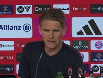 Christoph Freund wird nach der aktuellen Torwart-Konstellation zwischen Manuel Neuer und Jonas Urbig beim FC Bayern gefragt. Dabei erklärt er, wie sehr Jonas Urbig von der aktuellen Situation profitieren kann.