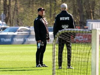 Der 1. FC Köln steckt tief im Abstiegskampf. Der Druck wird auch für Trainer Lukas Kwasniok immer größer. Es ist sogar schon von einem Endspiel gegen Gladbach die Rede.