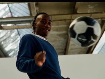 Yan Diomande hat eine bewegende Geschichte hinter sich. Trotz vieler Widerstände und Schicksalsschläge verfolgt er nun bei RB Leipzig seinen großen Traum.