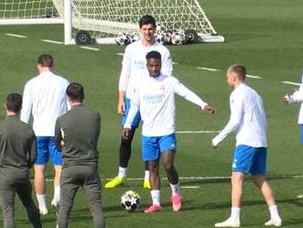 Der Rassismus-Skandal im Spiel zwischen Real Madrid und Benfica Lissabon hat die Fußballwelt erschüttert. Im Training vor dem brisanten Rückspiel waren erneut viele Augen auf Vinícius Jr. gerichtet.