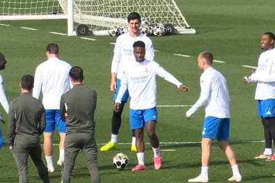 Hier trotzt Vinícius dem ganzen Trubel