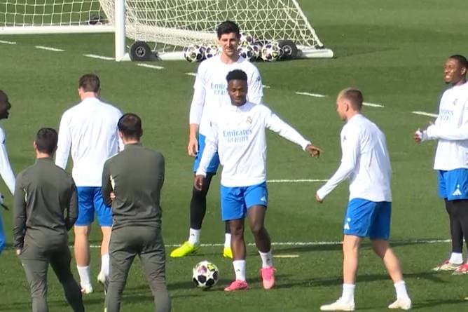 Hier trotzt Vinícius dem ganzen Trubel