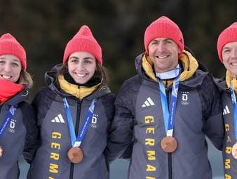 Die deutsche Mixed-Staffel gewinnt bei den Olympischen Spielen die Bronzemedaille! Vanessa Voigt, Franziska Preuß, Justus Strelow und Philipp Nawrath feiern den historischen Erfolg und können ihr Glück kaum fassen.