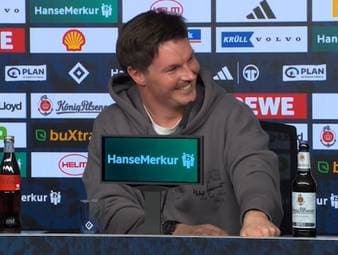 Lukas Kwasniok animiert die Hamburger Journalisten nach dem Bundesliga-Topspiel zu einem kollektiven Applaus. 