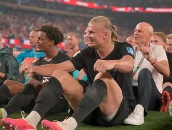 Tausende brüllen mit: Haaland rudert mitten im Stadion