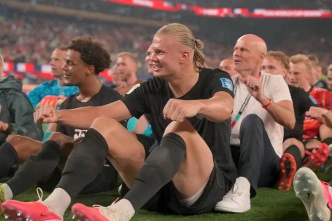 Tausende brüllen mit: Haaland rudert mitten im Stadion