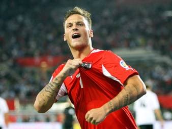 Er gewann mit Inter Mailand das Triple, ist Rekordnationalspieler und Rekordtorschütze der österreichischen Nationalmannschaft und auch rekordverdächtig, was seine Skandale angeht. Er hat bei den größten Vereinen Europas gespielt und sich dabei immer wieder ins Abseits geschossen. Das macht er heute.