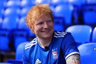 Ed Sheeran überrascht im DFB-Trikot