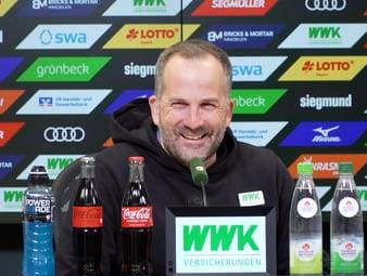 Der FC Augsburg empfängt den VfB Stuttgart. Eine Begegnung, für die Trainer Manuel Baum tief in die Handwerkskiste greifen muss und die für Lacher auf der Pressekonferenz sorgt.