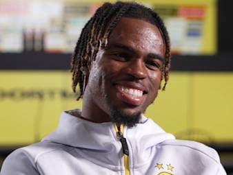 Carney Chukwuemeka ist nach seiner Leihe in der vergangenen Rückrunde zurück beim BVB. Der 21-Jährige scheint nun als fester Bestandteil der Mannschaft direkt einiges vorzuhaben.