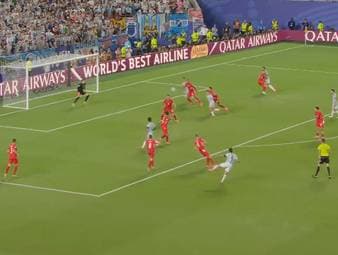 Julián Álvarez schießt die Argentinier mit einem absoluten Traumtor in der Verlängerung Richtung Halbfinale.