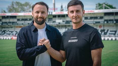 Shala (r.) mit Sportvorstand Janjic