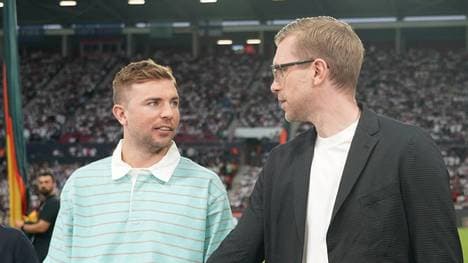 Die Experten Per Mertesacker (r.) und Christopher Kramer sind nicht immer einer Meinung