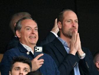 Prinz William tröstet England-Stars