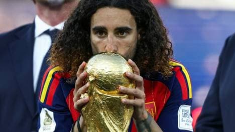 Der WM-Pokal ist jetzt auch auf Marc Cucurellas Haut  