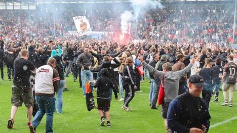 St. Pauli feiert die Meisterschaft mit einem Platzsturm in Wiesbaden