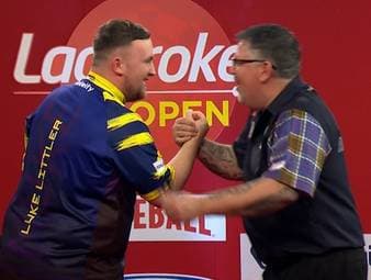 Luke Littler gewinnt das Achtelfinale der UK Open im Generationenduell mit Gary Anderson und zieht ins Viertelfinale ein.