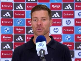 Real Madrid konnte das erste Clásico unter Xabi Alonso mit 2:1 für sich entscheiden. Der Real-Coach zeigte sich im Anschluss an die Partie entsprechend gut gelaunt. 