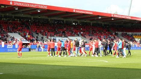 Die Spieler des 1. FC Heidenheim bedanken sich bei den Zuschauern für die Unterstützung
