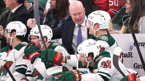 Nico Sturm im Gespräch mit Trainer John Hynes