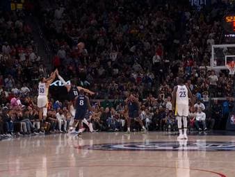 Die Golden State Warriors und die Los Angeles Clippers kämpfen um einen Platz in den NBA-Playoffs. Superstar Stephen Curry zeigt in diesem Spiel einmal mehr seine Klasse.