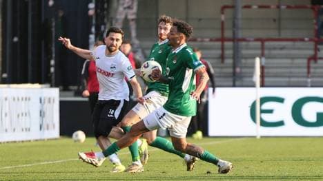 Berkan Taz (l.) überragt beim ungleichen Duell in Verl