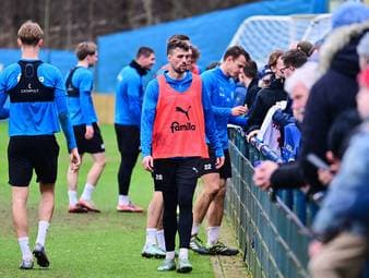 Tim Walter ist zurück bei Holstein Kiel. Was für den Trainer eine Reise in die Vergangenheit ist, wird im hohen Norden zum Medienspektakel. Ein alter Bekannter ist überrascht von Walters neuen Sprachkenntnissen.