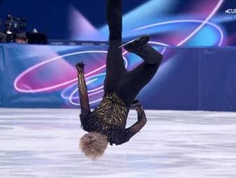 Eiskunstlauf-Superstar Ilia Malinin darf sich über Olympia-Gold freuen. Dabei ließ sich das Wunderkind einen besonderen Sprung nicht nehmen ...