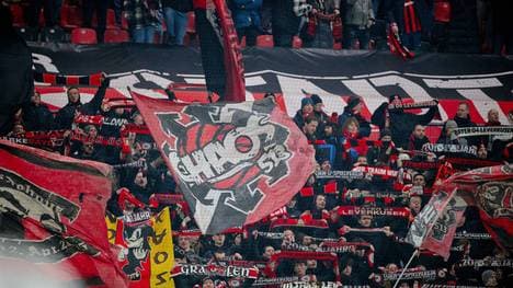 Die Fans von Bayer Leverkusen und dem FC St. Pauli verzichteten nach einem medizinischen Notfall auf den Support von den Rängen