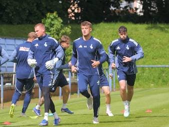Aufstiegskampf pur im Ruhrpott- sowohl der MSV Duisburg, als auch RWE träumen weiterhin vom Aufstieg in die 2. Bundesliga. Während der MSV noch direkt aufsteigen kann und den Relegationsplatz in der eigenen Hand hat, muss RWE auf Patzer der Konkurrenz hoffen.
