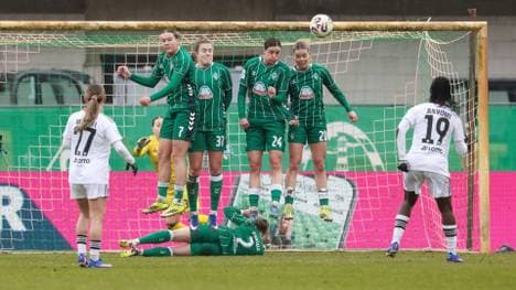 Nicole Anyomi verwandelt einen Freistoß für Frankfurt