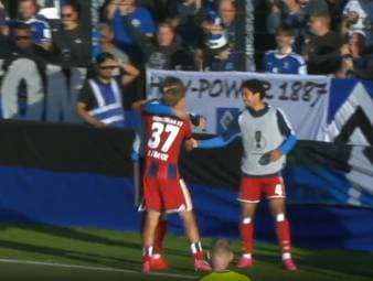 Der Hamburger SV zieht locker in die 2. Pokalrunde ein. Dabei trifft auch ein 16 Jahre altes Juwel und ist damit der jüngste Torschütze der HSV-Pokalgeschichte. Sein Vorgänger? Uwe Seeler im Jahr 1954.