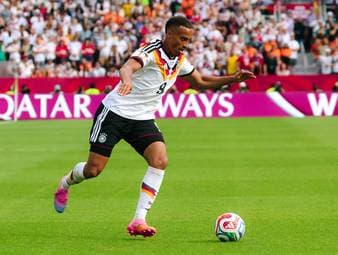 Leroy Sané konnte auch im zweiten WM-Spiel des DFB-Teams gegen die Elfenbeinküste nicht überzeugen. Bekommt nun Jamie Leweling den Vorzug in der Startelf? Darüber sprechen SPORT1-Chefreporter Stefan Kumberger und SPORT1-Reporter Manfred Sedlbauer im Podcast "Die WM-Kabine". 