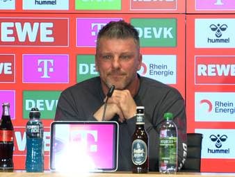 Nach einem hitzigen Derby braucht auch Effzeh-Coach Lukas Kwasniok ein paar Minuten zum Abkühlen. Der 44-Jährige erklärte, warum er mit manchen Entscheidungen nicht ganz einverstanden war.