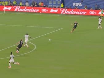 Und das nächste Slapstick-Tor! Auch beim Spiel Norwegen gegen Senegal werden Geschenke verteilt. Der Mega-Patzer im Video!