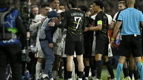 Pedro Neto (l.) schubste einen Balljungen