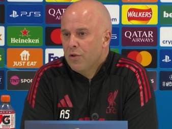 Liverpools Coach Arne Slot widerspricht Jamie Carraghers Vorwurf, die Reds bestünden nur aus Einzelspielern. Der Niederländer lobt den Einsatz seines Teams trotz zahlreicher Rückschläge in dieser Saison.