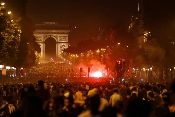 Fast 900 Festnahmen nach PSG-Randale