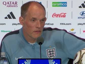 Vor dem Spiel um Platz 3 mit England wird Thomas Tuchel noch einmal nach seinen taktischen Entscheidungen im Halbfinale der WM 2026 gegen Argentinien gefragt. Als dabei Aussagen von Donald Trump zur Sprache kommen, reagiert er wenig amüsiert.